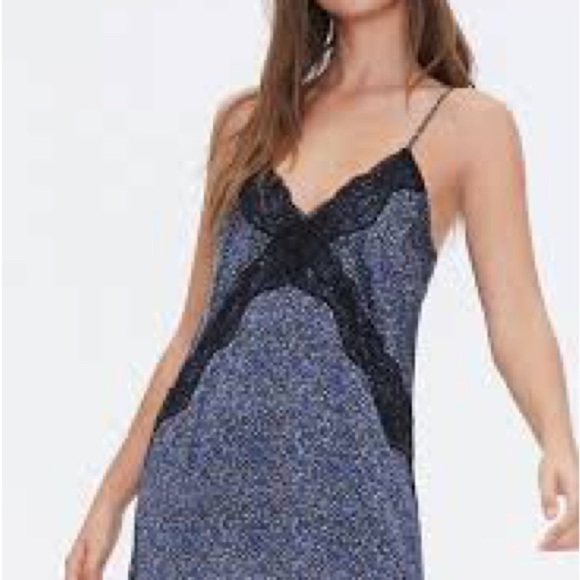 Elegant Blue Maxi Dress with Black Lace Trim - Picture 2 of 8